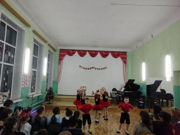 Наступило Рождество, Долго ждали мы его. Святки празднует народ: Веселится и поёт!