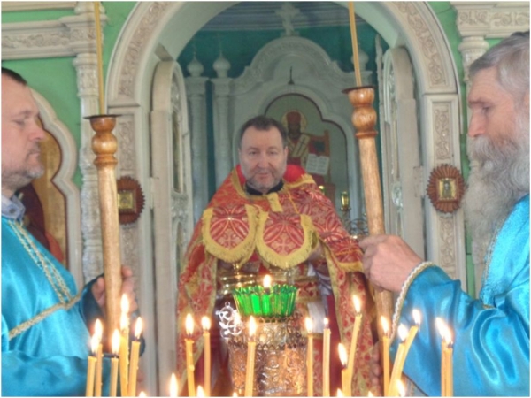 В 75-ю годовщину Победы в Великой Отечественной Войне благочинный Клетского округа протоиерей Михаил Пономарев совершил заупокойную литию по погибшим воинам.